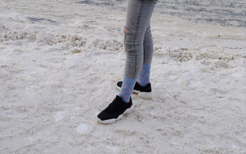 "Ножки тоненькие, а головы большие": модные синие лодыжки на улице пугают ярославцев