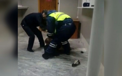 Извивался на полу: кадры жесткого задержания поразили ярославцев