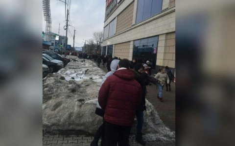 Сотни людей выбежали на улицу: что произошло в ТЦ Ярославля