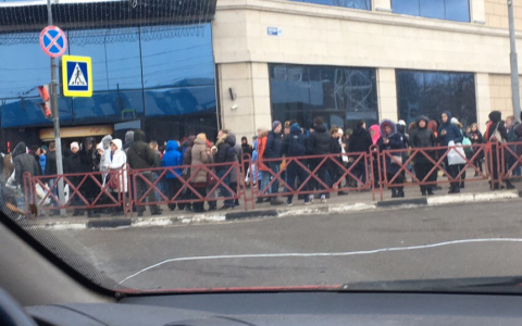 В Ярославле срочно эвакуировали посетителей ТЦ "Аура" после звонка о минировании