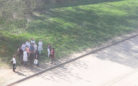Врачи бежали из здания: в Ярославле эвакуируют детскую поликлинику