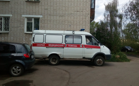 "Разодрала бы ее": ярославцы обсуждают страшный инцидент с выпавшим из окна ребенком