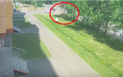 Скорость была запредельной: появилось видео ДТП, где такси протаранило столб в Ярославле