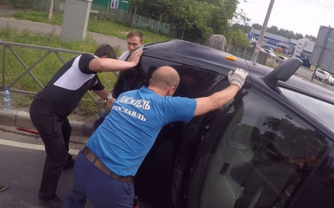 "Ладу" опрокинуло на бок: кадры с места аварии в Ярославле