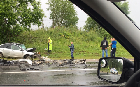Капот разорвало на части: две иномарки разбились в Ярославской области