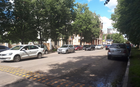 Натяжная дорога и мощные кроты: дыра в асфальте появились в центре Ярославля