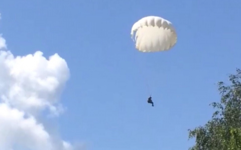 Летел с неба на дорогу: видео ЧП с парашютистом из Ярославля