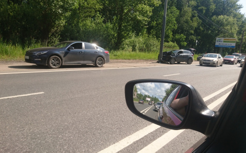 Капот всмятку: авто протаранило столб в Ярославле