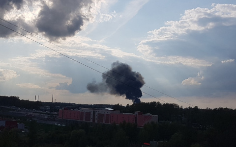 Черный столб дыма: бензовоз взорвался в Ярославле