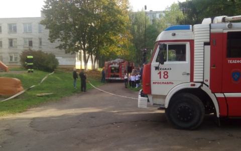 «У детей шок»: видео пожара из ярославской школы