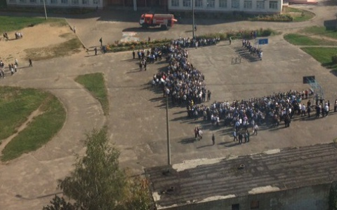 Шлют угрозы в родительские чаты: в Ярославле эвакуировали школу