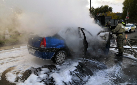 Вспыхнул за секунды: автомобиль загорелся на дороге в Рыбинске. Видео