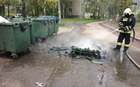Страшная вонь по всему городу: ярославцы массово сжигают мусорные баки