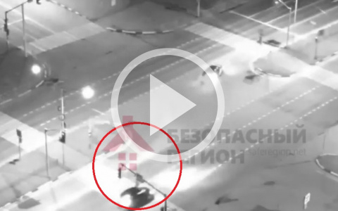 Отшвырнуло под машину: видео страшного ночного ДТП в Ярославле