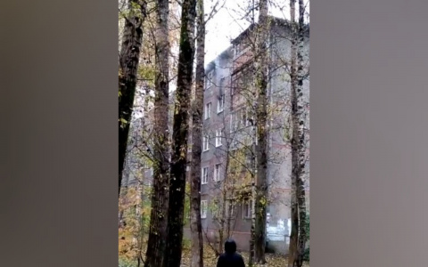 Пластик плавился в белом дыму: в Брагино горела квартира. Видео