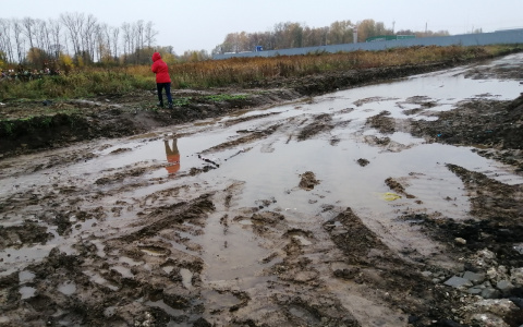 "Людей засасывает в грязь": сразу два ярославских кладбища ушли под воду