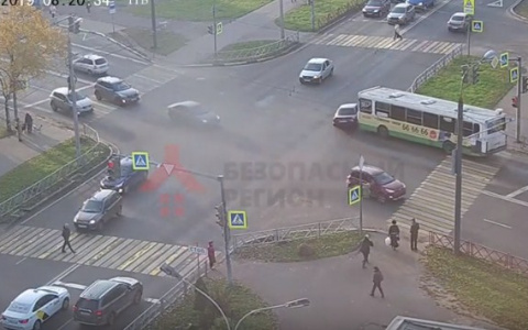 В центре Ярославля автобус с пассажирами протаранил легковушку. Видео