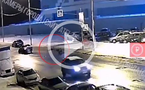 "Начал судорожно тормозить, но поздно": видео жесткой аварии на "зебре" в Рыбинске