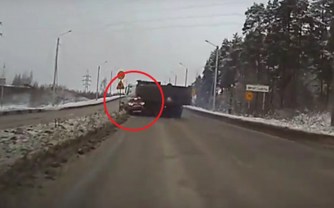 Грузовик сшиб легковушку: видео жесткой аварии из Ярославля