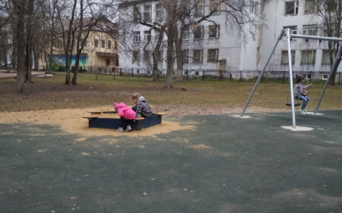 "Выгуливайте на поводках": ярославцы накинулись на мам с детьми из-за слез бабушки