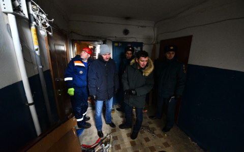 «Двери вышибло, квартиры затопило»: что происходит в доме, где произошел взрыв в Ярославле