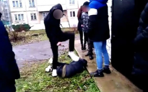 Бил ногами в голову: жестокое избиение подростка сняли на камеру под Ярославлем