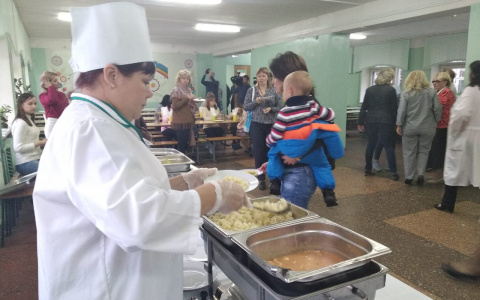 "В пирожке - осколок чашки": о находке в школьной еде мама из Ярославля