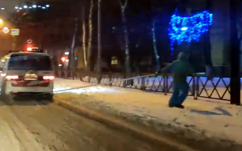 На сноуборде по городу: экстремальное видео из Ярославля взорвало Сеть