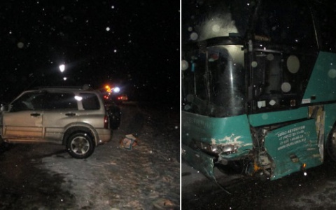 Жертвы метели: джип протаранил пассажирский автобус на трассе под Ярославлем