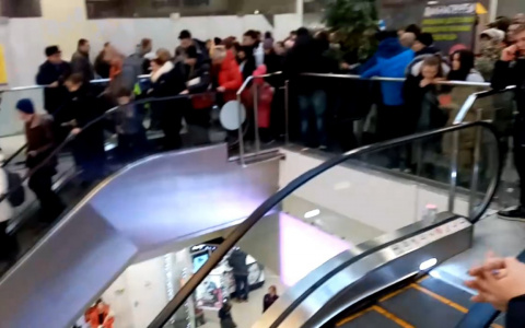 "Нас за баранов считают": ярославцы устроили давку в торговом центре. Видео