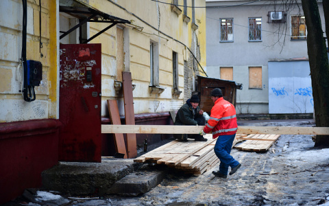 Один этаж - сгорел, другой - затопили: ярославцев вернут в старый, обугленный дом