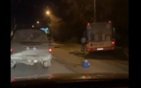«Лежал на дороге, как труп»: автобус с людьми попал в ДТП в Ярославле