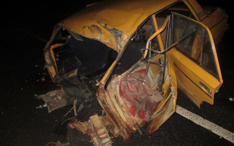 "ВАЗ" зажевало под грузовик: подросток на авто устроил страшное ДТП