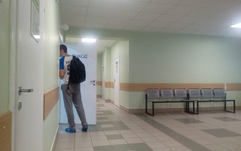 «По грязному полу в носках»: ярославцы устроили бунт из-за платных бахил в больницах