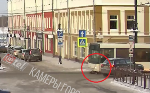 Тащило под автобусом: ярославцы винят в смерти девочки лед на дорогах. Видео