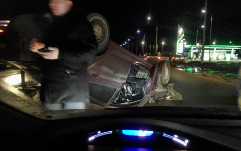 Видео ДТП с опрокинувшимся авто на окружной в Ярославле