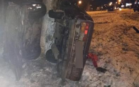 Авто согнуло пополам: в жутком ДТП в Ярославле пострадали два молодых парня