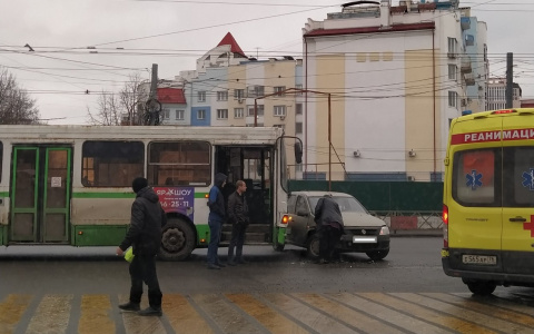 Вывернула под колеса: женщина-водитель пошла на таран пассажирского автобуса в Ярославле