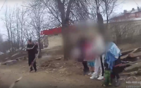 Мать с тремя детьми застряла в горящем доме: видео спасения из Ярославля