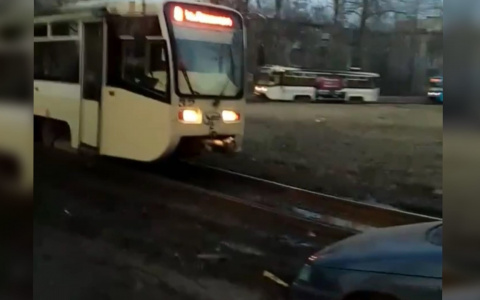 Транспортный коллапс: из-за автохама в Ярославле встали трамваи. Видео