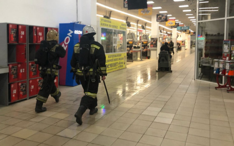 "Резко запахло паленым": ярославцы о ночном ЧП в крупном магазине