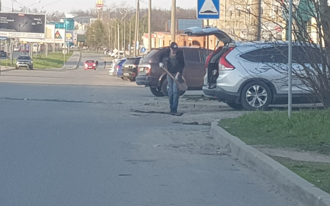 "Респект парню": ярославец своими руками отремонтировал дорогу в городе