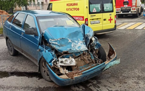 На место выехала медицина катастроф: видео жуткой аварии в центре Ярославля