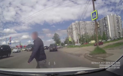 В кровь разбил лицо об асфальт: буйного пешехода сбили на дороге в Ярославле