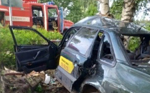 Машина всмятку: в ДТП под Ярославлем пострадали двое