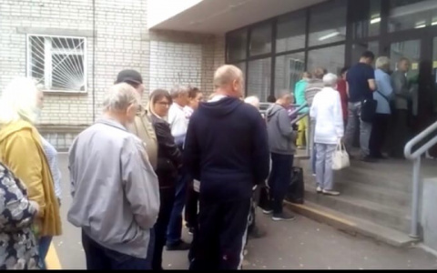 "А в очереди не заразимся?": ярославцев возмутила толпа у больницы. Видео