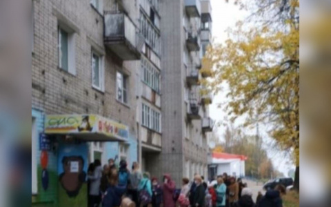 "Как в 90-е": дикие очереди выстроились в детскую поликлинику в Ярославле