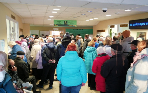 "Тут и маска не поможет": ярославцы жалуются на тесную очередь в поликлинику