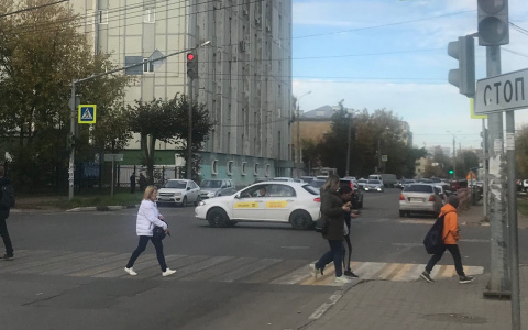 Штукатурка падает на головы: в центре Ярославля разваливается памятник