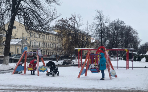 "Даже качели убрали!": на месте детских площадок в Ярославле паркуются авто